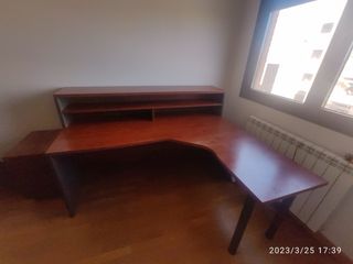 Tavolo da scrivania a L con cassettiera e ripiani