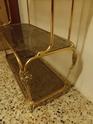 Estantería dorada de cristal y metal