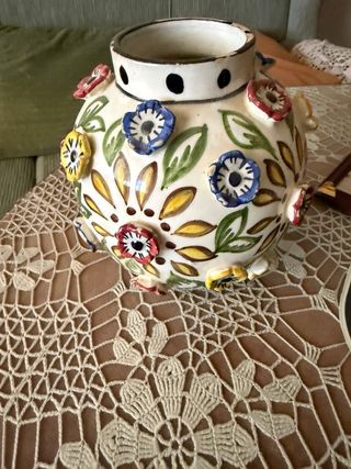 Jarrón de cerámica antiguo con flores