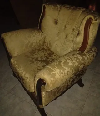 Due Poltrone Classiche in Tessuto e Legno per Soggiorno