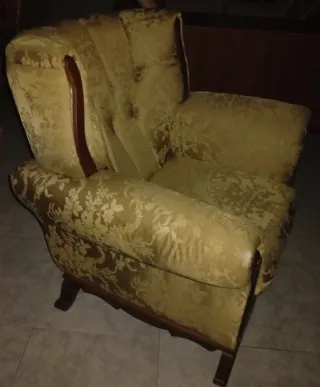 Due Poltrone Classiche in Tessuto e Legno per Soggiorno