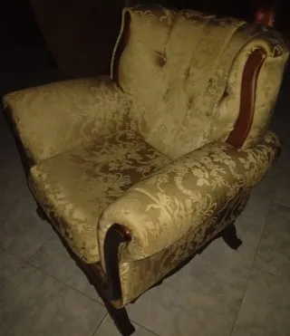 Due Poltrone Classiche in Tessuto e Legno per Soggiorno