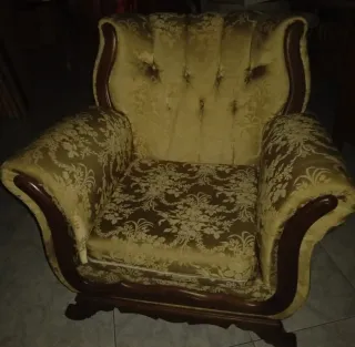 Due Poltrone Classiche in Tessuto e Legno per Soggiorno