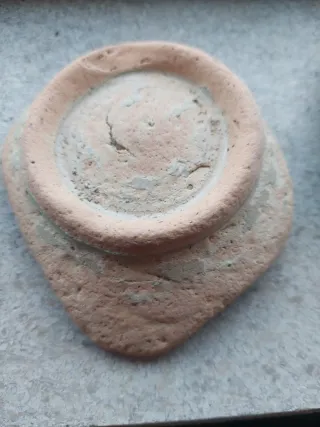 Peça de cerâmica antiga com padrão