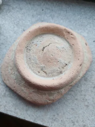 Peça de cerâmica antiga com padrão