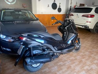 Kawasaki J300 Maxi Scooter 370km demostrables
