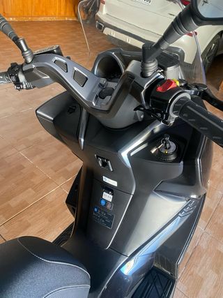 Kawasaki J300 Maxi Scooter 370km demostrables