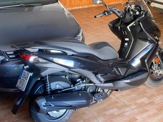 Kawasaki J300 Maxi Scooter 370km demostrables