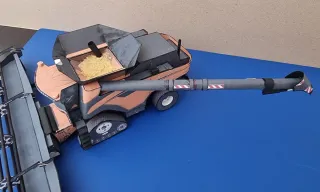 Maqueta cosechadora New holland.