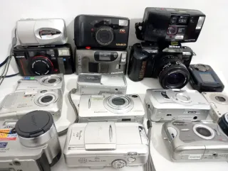 Lotto di 17 fotocamere vintage Minolta, Nikon, Olympus