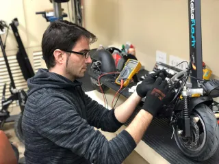 Mantenimiento de patinetas electricas