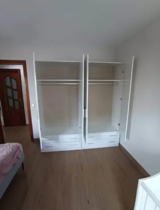 Camas y armarios