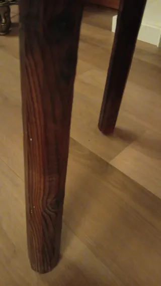 Mesa auxiliar rústica de madera brutalista años 50