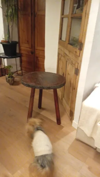 Mesa auxiliar rústica de madera brutalista años 50