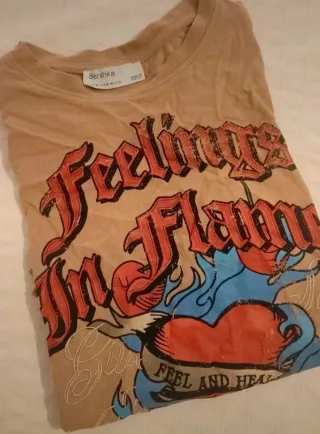 Camiseta NUEVA BERSHKA TALLA M