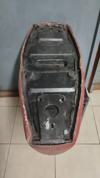 Asiento Vespa Scooter Rojo y Beige