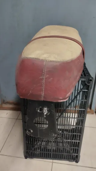 Asiento Vespa Scooter Rojo y Beige
