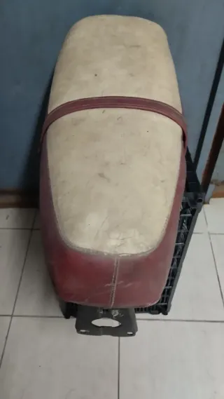 Asiento Vespa Scooter Rojo y Beige