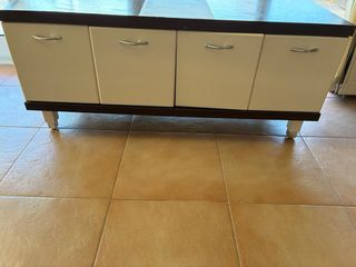 Mueble bajo de baño beige y marrón