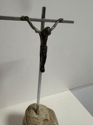 Crucifijo de sobremesa con base de piedra
