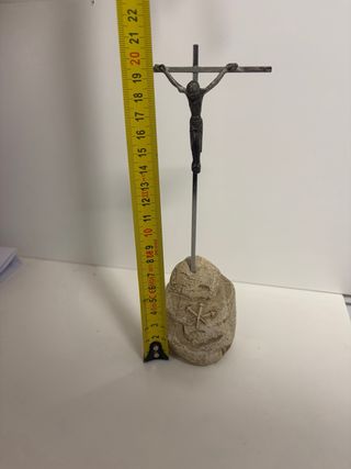 Crucifijo de sobremesa con base de piedra