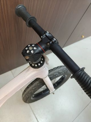 Bicicleta de equilibrio infantil blanca