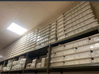 Material eléctrico y mobiliario por jubilación