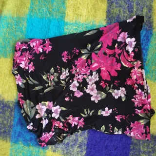 Blusa floral negra y rosa