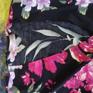 Blusa floral negra y rosa