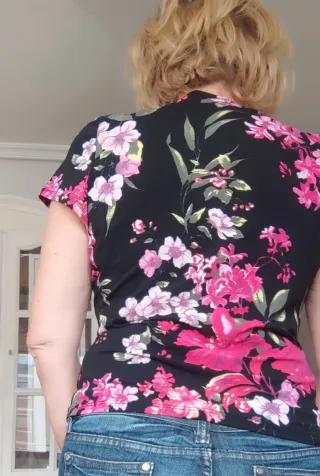 Blusa floral negra y rosa