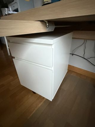 Escritorio madera con cajonera y ruedas