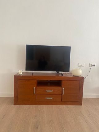 Mueble de TV de madera marrón (es solo el mueble)