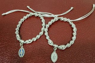 Pulsera artesana con medalla virgen