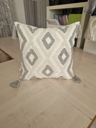 Funda cojín decorativa con flecos