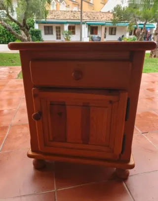 2 Mesitas de noche de madera