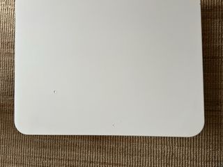 Mesa auxiliar blanca con ruedas