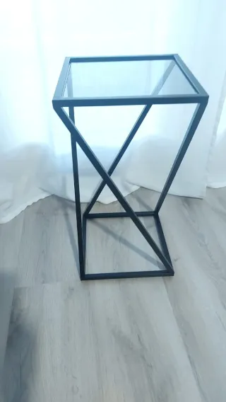 Mesita auxiliar metal y cristal negra