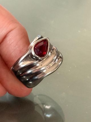 Anello fascia color argento con pietra rossa