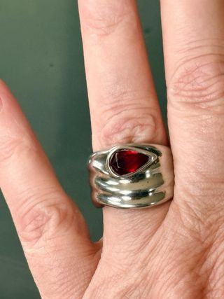 Anello fascia color argento con pietra rossa