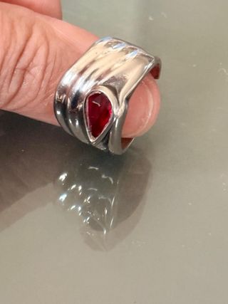 Anello fascia color argento con pietra rossa