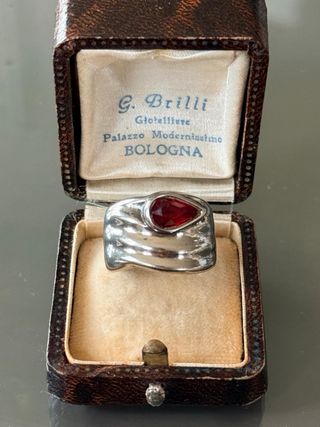 Anello fascia color argento con pietra rossa