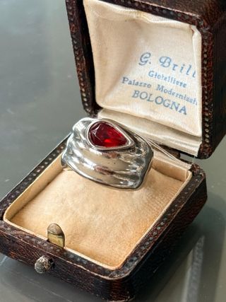 Anello fascia color argento con pietra rossa