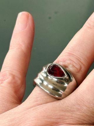 Anello fascia color argento con pietra rossa