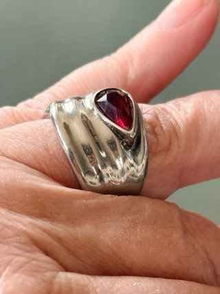 Anello fascia color argento con pietra rossa