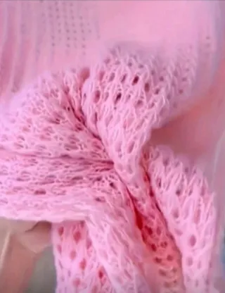 Bonito jersey rosa de punto.