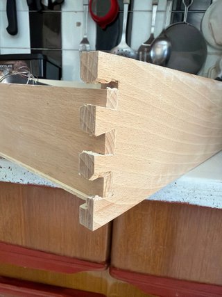 Alacena antigua de madera y cristal