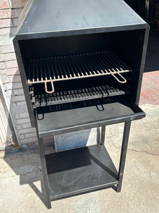 Barbacoa de metal negra