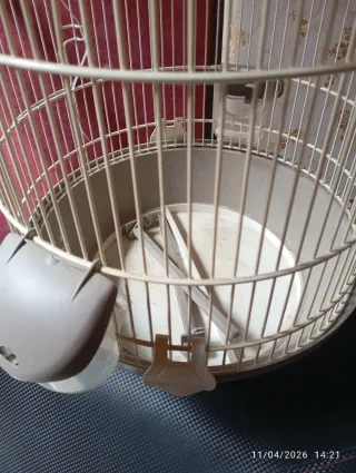 Jaula para pájaros beige y marrón