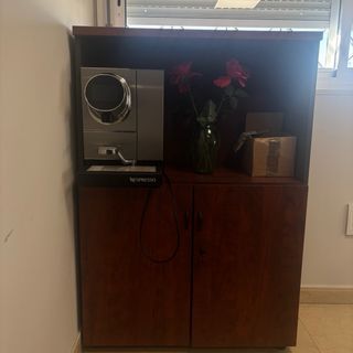 Mesa y muebles de oficina