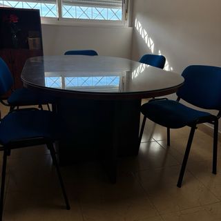 Mesa y muebles de oficina